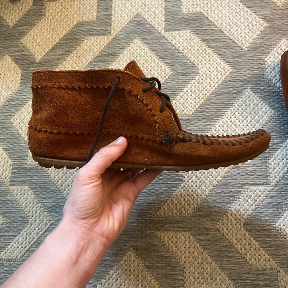 Minnetonka leather lace up ankle boots